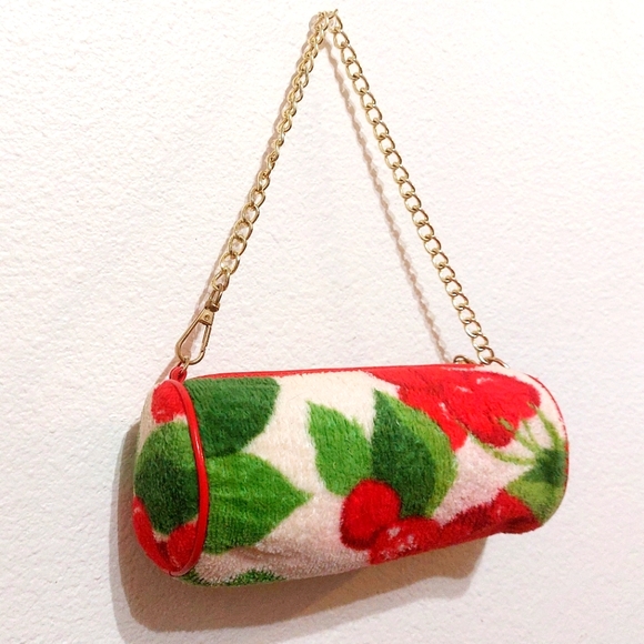 🍒SOLD🍒 Juicy Couture cherry barrel bag 🤩 - Picture 2 of 8